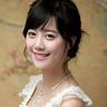 女孩认真学习被嘲笑像书呆子
